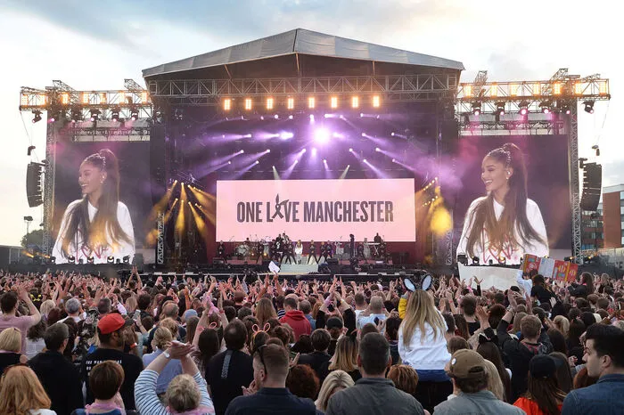 Schließlich eröffnete Marcus Mumford, der Frontmann der Band Mumford &amp; Sons, die Show, bei der unter anderem auch die Weltstars Katy Perry, Justin Bieber, Robbie Williams, Miley Cyrus und Pharrell William auftreten wollten.