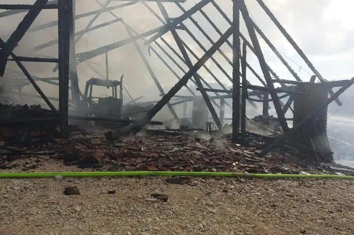 Das Wirtschaftsgebäude wurde ein Raub der Flammen, ein Übergreifen auf das Wohnhaus konnte verhindert werden.