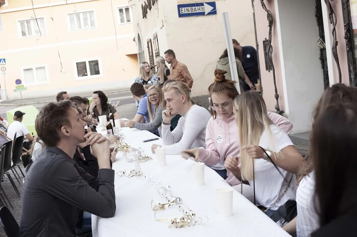 Dabei sorgten die Studierenden auch für ein gemeinsames Essen auf dem Platz gegenüber der Fachhochschule. Dazu eingeladen waren auch Anrainer.