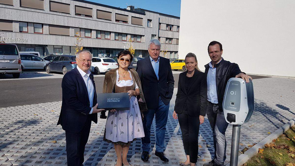 Brigitte Ramert, Günther Ramert, Heinz Ramert und Nina Ramert mit Bürgermeister Josef Ober auf dem neuen Parkplatz in der Bismarckstraße