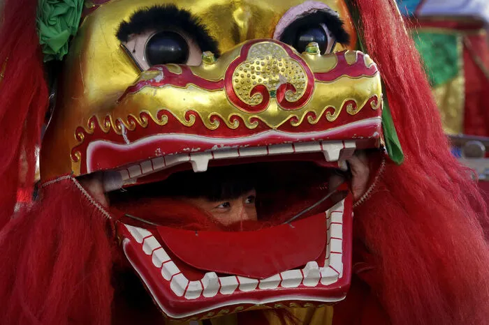CHINA: In China ist Neujahr das wichtigste Fest des Jahres. Es richtet sich nach dem Mondkalender und fällt jedes Jahr auf ein anderes Datum - 2019 auf den 5. Februar. Neujahr steht ganz im Zeichen der Familie: Millionen reisen für die Festtage zurück in ihre Heimatdörfer. Am Abend werden alle Fenster und Türen geöffnet, um Glück ins Haus zu lassen. Mit Feuerwerk, Drachen- und Löwentänzen wird das neue Jahr begrüßt. Viele haben rund eine Woche arbeitsfrei.