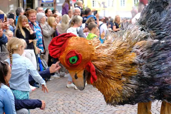 Klicken Sie sich weiter durch die Bilder der Olala-Mittagsparade