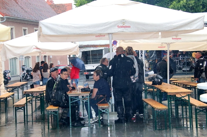 Stefan Waltensdorfer mit seinem Verein „Die Nachteulen“ und seinem Erlebnisferien-Camp für bettnässende Kinder kam diese Benefiz-Ausfahrt auch zugute. Die Besucher fanden unter Sonnenschirmen und Hausvorsprüngen Unterschlupf.