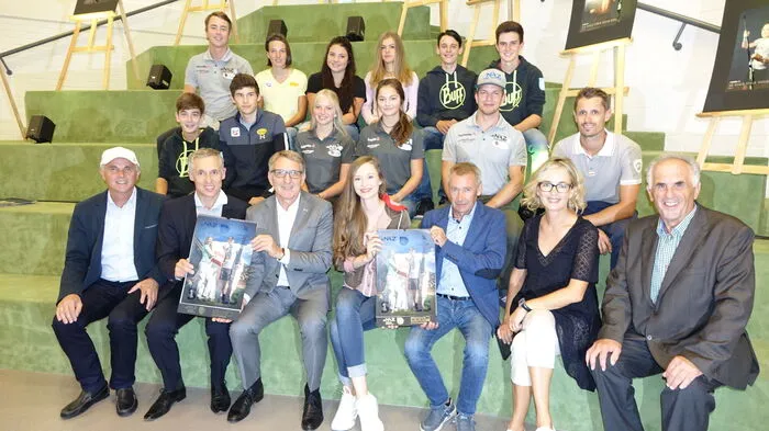 Im TalentCenter der Wirtschaftskammer Steiermark in Graz präsentierte das Nordische Ausbildungszentrum Eisenerz Mittwoch Abend den Kalender 2019 unter dem Motto "Spitzensport trifft Lehre". NAZ-Aushängeschild und dreifacher Olympiamedaillengewinner Lukas Klapfer (s. Reihe, rechts) war unter anderem ebenso mit dabei wie Ernst Vettori.