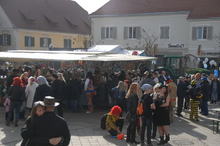 Das Interesse war bei frühlingshaften Temperaturen und Sonnenschein perfekt für Faschingsbegeisterten.