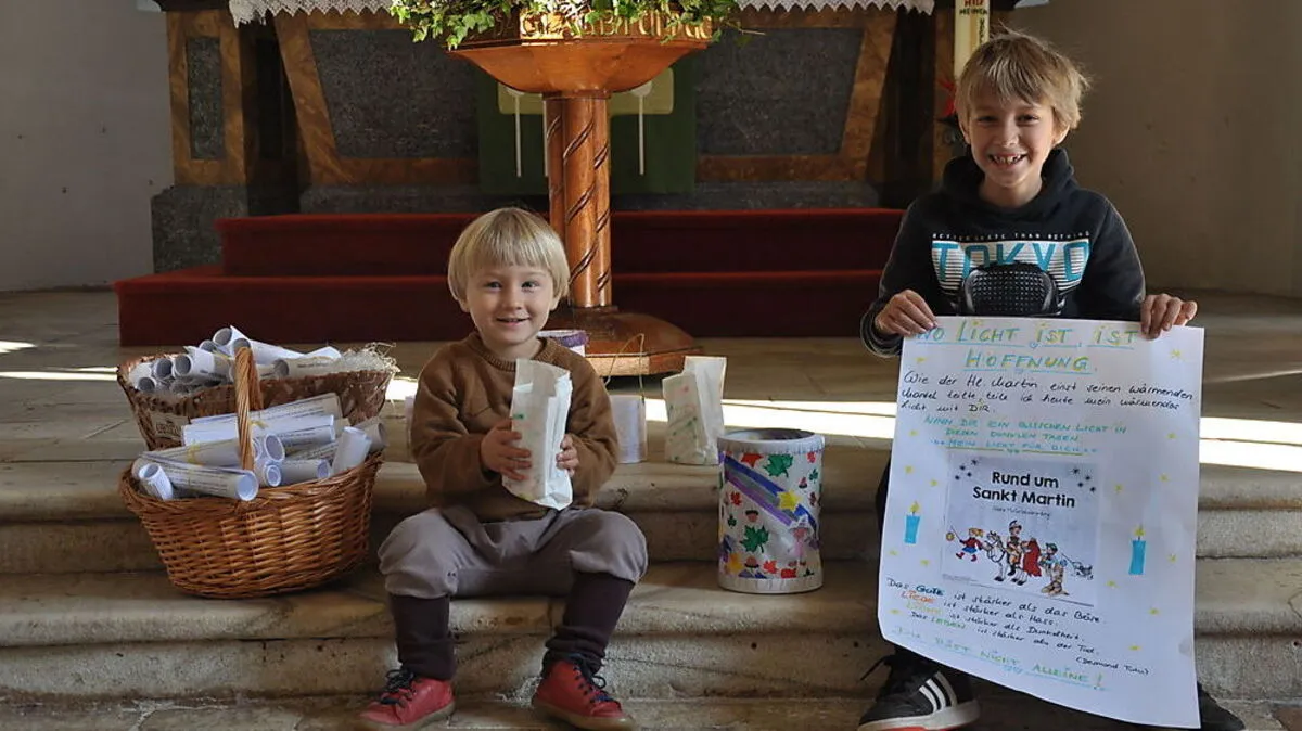 Laurenz (3) und Jakob (7) haben gemeinsam mit Mama Nina Martins-Pakete für zu Hause gebastelt