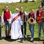 Diakon Theo Srienz (Dritter von rechts) hielt den Berggottesdienst, der von der Gruppe „Steirerzeit“ umrahmt wurde