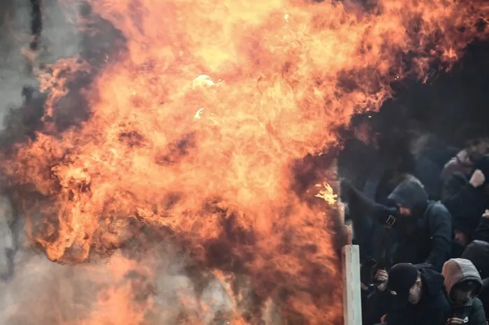 ... schon ein Feuer ausgebrochen, Ajax-Fans wurden verletzt