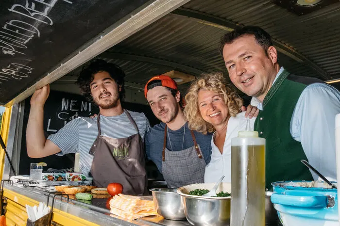 Zum Sommerschluss machte sich die bekannte Wiener Szene-Gastronomin selbst auf den Weg in die Steiermark – um dort die perfekte Fusion von österreichischer und orientalischer Küche und Gastlichkeit zu zelebrieren. Im Foto: Molcho &amp; Team und der General Manager des Falkensteiner Therme &amp; Golf Hotel Bad Waltersdorf Thomas Prenneis.