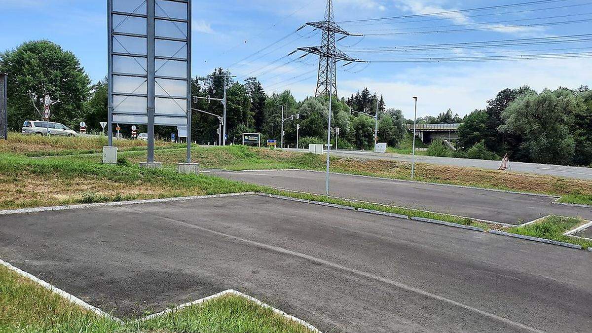 Noch steht der Parkplatz an der Autobahnabfahrt Gleisdorf Süd leer