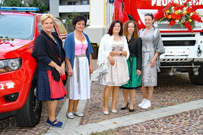 Im Mittelpunkt der Festivitäten standen natürlich auch die Patinnen der beiden neuen Einsatzfahrzeuge.