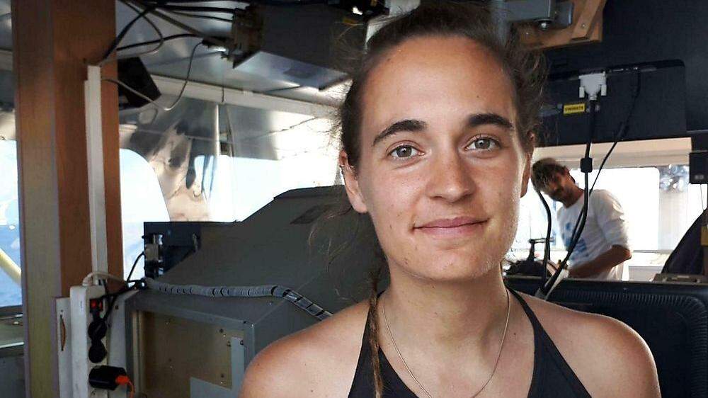 Carola Rackete ist am Samstag trotz Verbots mit ihrem Schiff in den Hafen der Mittelmeerinsel Lampedusa eingelaufen