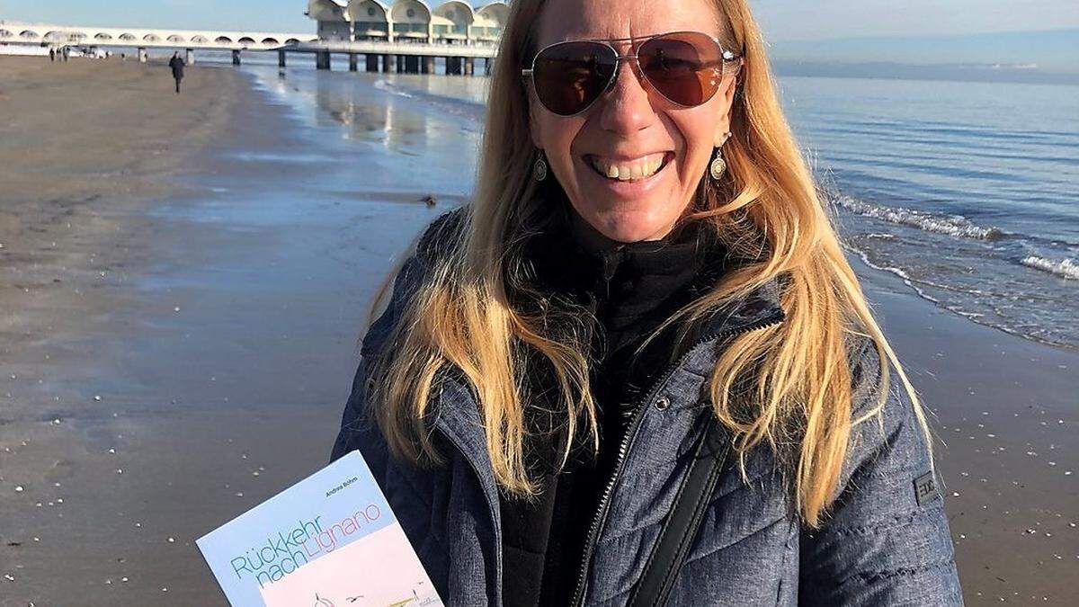 Andrea Böhm mit ihrem Buch in Lignano