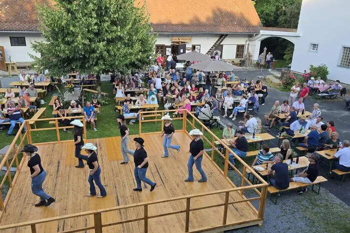 Die Line Dance Gruppe führte ihre Show am neu errichteten Tanzplatz auf, der dank einer Spende des Weizers Peter Thaller nun vielen Tanzfreudigen Platz bot, um ausgelassen zu feiern. Die Tanzfläche war den ganzen Abend über kaum frei. 