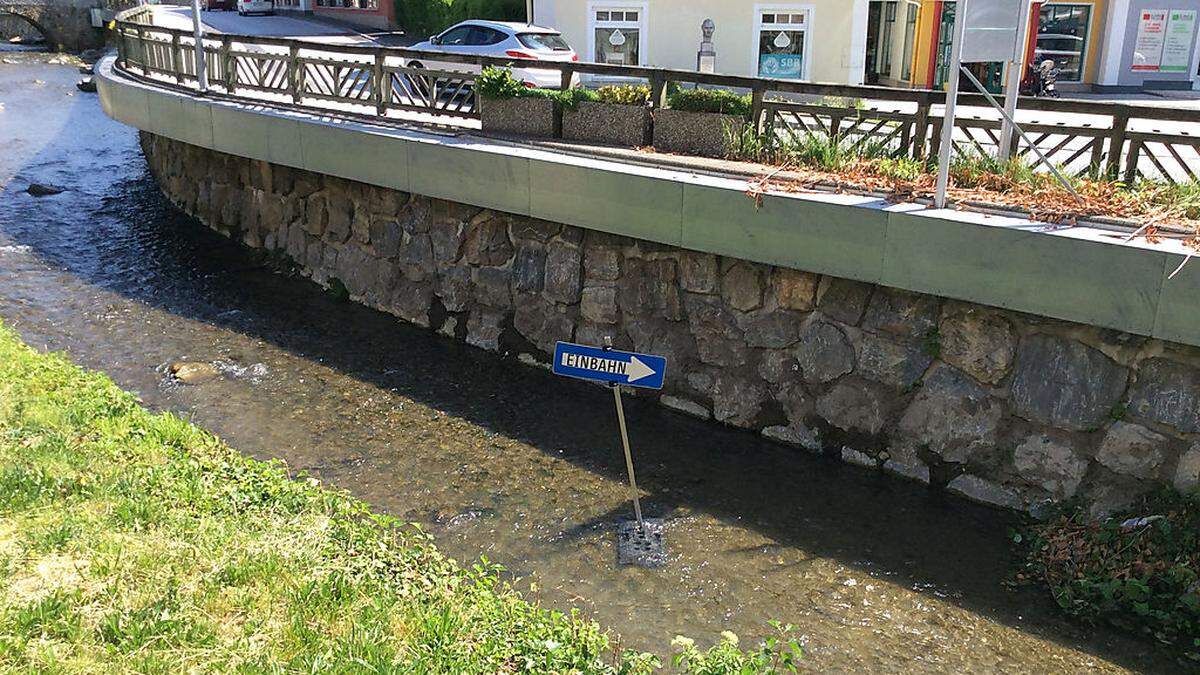 Die Verkehrsschilder wegen der Umleitungen in Weiz sind begehrt bei Dieben und Vandalen