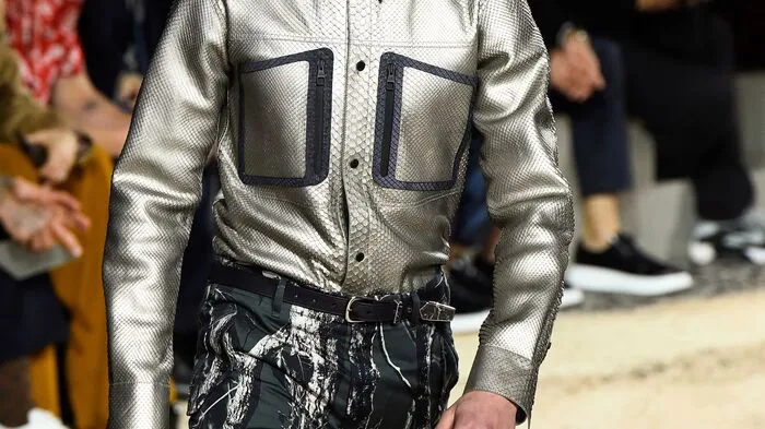 "Es war ein riesiges Privileg, mit Kim zu arbeiten. Seine Fähigkeit, Trends zu setzen, ist eindrucksvoll und sein Talent sowie seine Entschlossenheit haben maßgeblich dafür gesorgt, dass Louis Vuitton heute als führende Marke im Bereich Luxury Menswear etabliert ist", sagte Michael Burke, Präsident und CEO des Modehauses. Seine Nachfolge werde demnächst bekanntgegeben. In der Modebranche hat unterdessen auch das Rätselraten begonnen, wohin sich der erfolgreiche Designer wenden wird.
