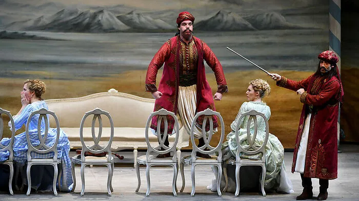Julia Kleiter als 'Fiordiligi', Mauro Peter als 'Fernando', Angela Brower als 'Dorabella', Alessio Arduino als 'Guglielmo