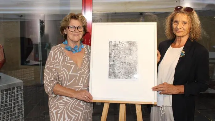 In der Galerie am Schlossbergtor eröffneten die Köflacher Künstlerin Christine Kertz (l.) sowie die Künstlerin Elisabeth Ledersberger-Lehoczky mit „Stone meets wood and paper“ eine neue Ausstellung
