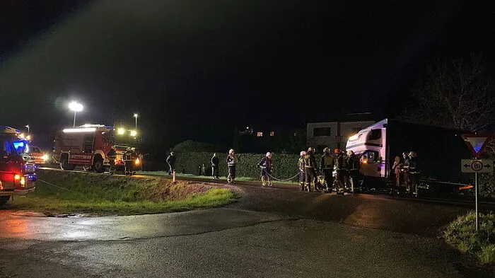 Die Feuerwehrmänner bargen den Lkw mittels Seilwinde