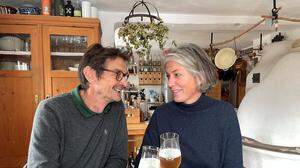 Reini Schenkermaier genießt mit Frau Helga Leis-Schenkermaier eines der letzten Gläschen „Gruam Hunt“ aus der eigenen Brauerei Erzbergbräu