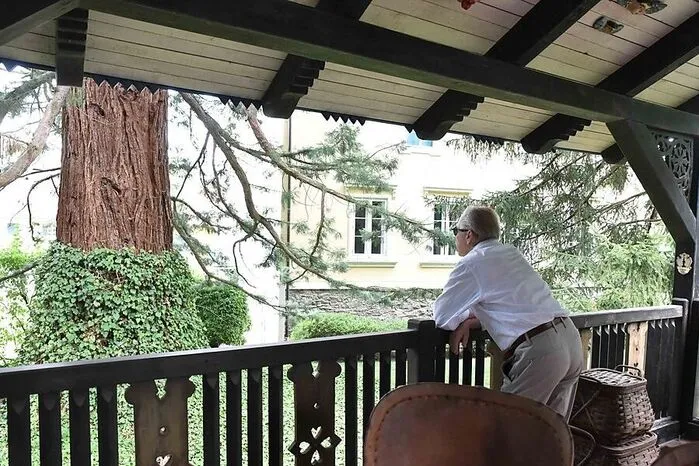 Amerika im Lavanttal: Vom Balkon des Gartenhauses blickt man auf einen Mammutbaum, der vor mehreren hundert Jahren von den Vorbesitzern aus Übersee importiert wurde