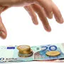 Das Geld wurde aus der Kasse genommen und durch Buchungen auf Verrechnungskonten ausgeglichen
