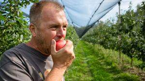 Obstbauer Robert Strobl beißt in einen „Sweetango“-Apfel