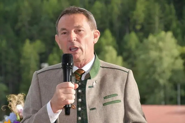 Bürgermeister Hannes Schmidhofer betonte in seiner Festrede: „Wir rasseln nicht mit Geld herum, wir investieren gezielt in Infrastruktur, damit unsere Vereine bestmögliche Bedingungen für ihre Aktivitäten haben.“ Nach Projekten in der Bildung stehe nun der Sport im Fokus – als Nächstes soll die Rotkreuz-Dienststelle in Oberwölz realisiert werden.