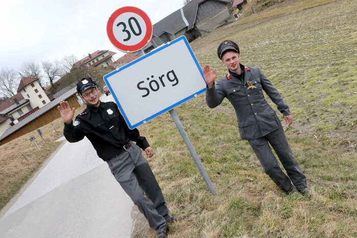 Nicht-Maskierte wurden von den gestrengen Dorfpolizisten ausnahmslos zur Kasse gebeten! 