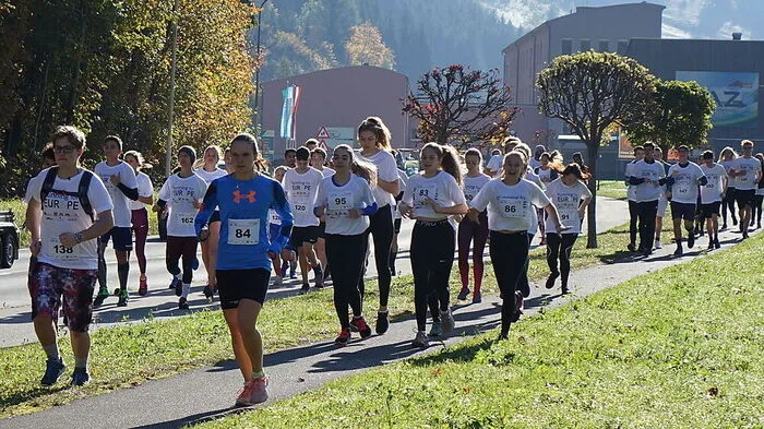 Hunderte Schülerinnen und Schüler steirischer Handelsakademien kamen zum Erasmuslauf nach Eisenerz, um den Leopoldsteinersee zu umrunden. Auch Lehrerinnen und Lehrer waren laufend unterwegs.