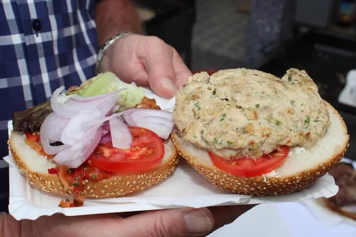 Vor der Filmvorführung konnten sich die weit über 100 Besucher mit kulinarischen Schmankerln wie griechischem Salat, Fisch-, Fleisch- oder veganen Burgern und einem Kuchenbuffet stärken.