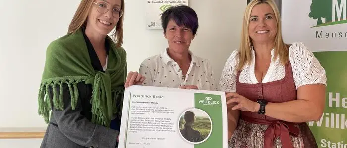 Hausleitung Romana Winkler (links) und Kerstin Pirstinger sowie Pflegedienstleiterin Alexandra Peinsipp (Mitte) freuen sich über die Zertifizierung