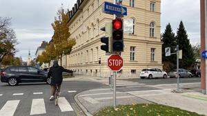 An der Kreuzung Kumpfgasse/Hasnerstraße in Klagenfurt dürfen Radfahrer bei Rot abbiegen
