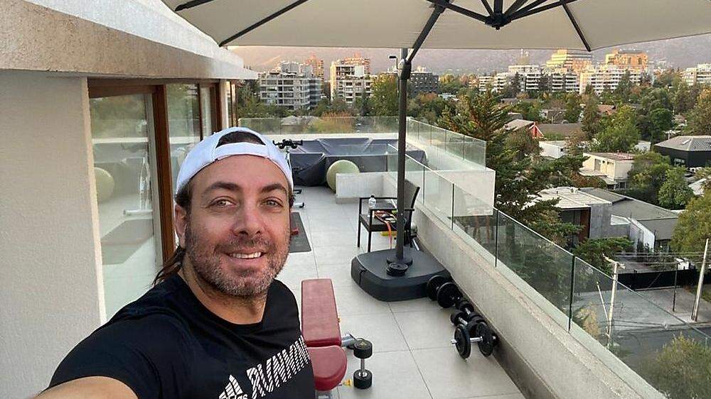 Nicolas Massu trainiert auf seiner Terrasse in Santiago