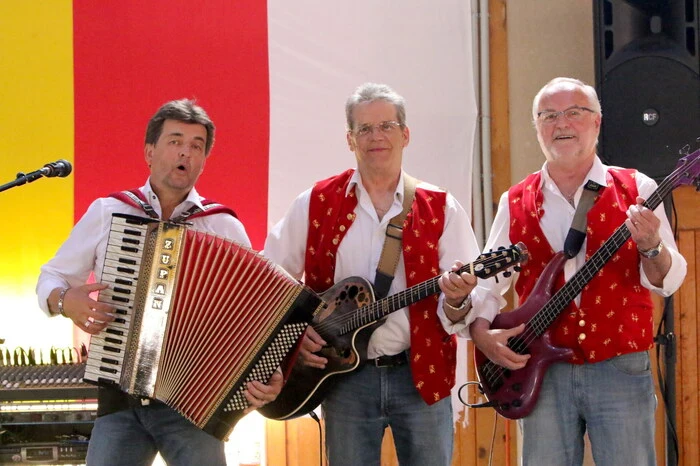 Der gelungene Auftakt erfolgte bereits am Vormittag beim Frühschoppen mit dem "Hauskant'n Trio“. 