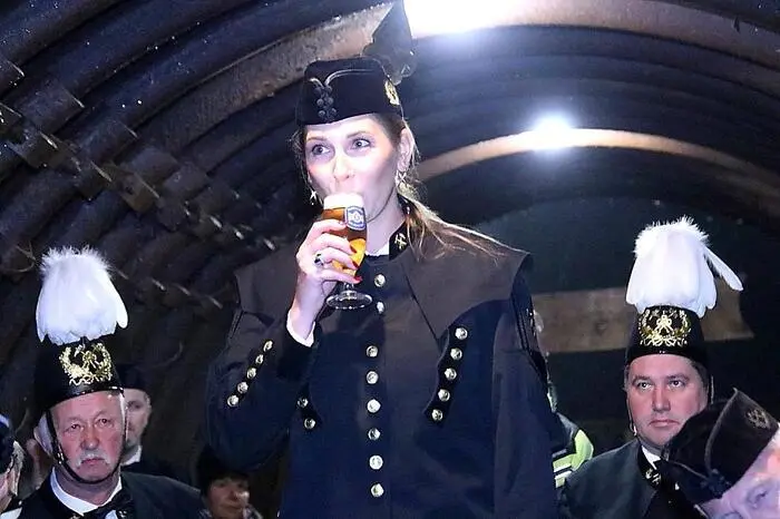 Das Ritual des Ledersprungs entstammt einem Aufnahmeritus aus dem 15. und 16. Jahrhundert im slowakischen Erzbergrevier, erklärt Hans Eck. Beim Ledersprung steigt der in den Bergmannsstand Eintretende mit einem vollen Bierglas in der Hand auf ein Bierfass.
