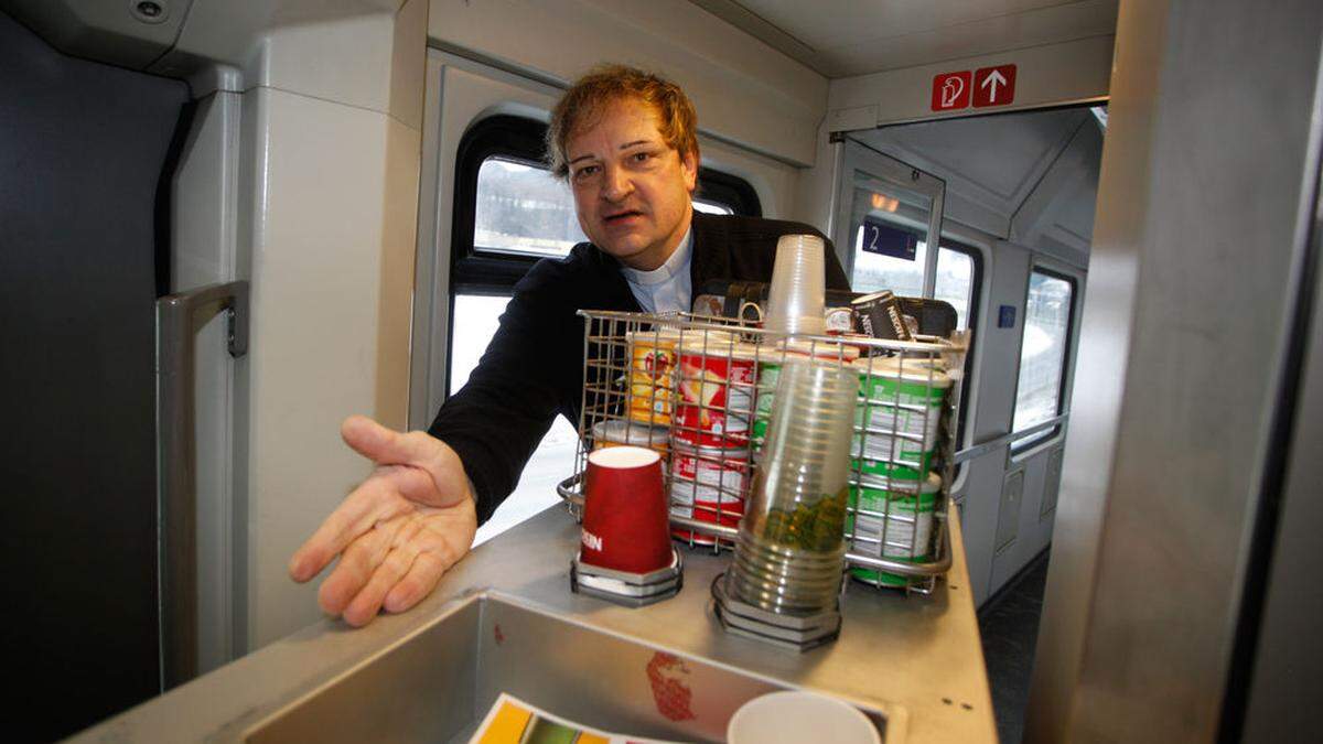 Snack-Wagerl im ÖBB-Waggon (hier bedient von Pfarrer Gerhard Hatzmann im Zuge einer Weihnachtsaktion)