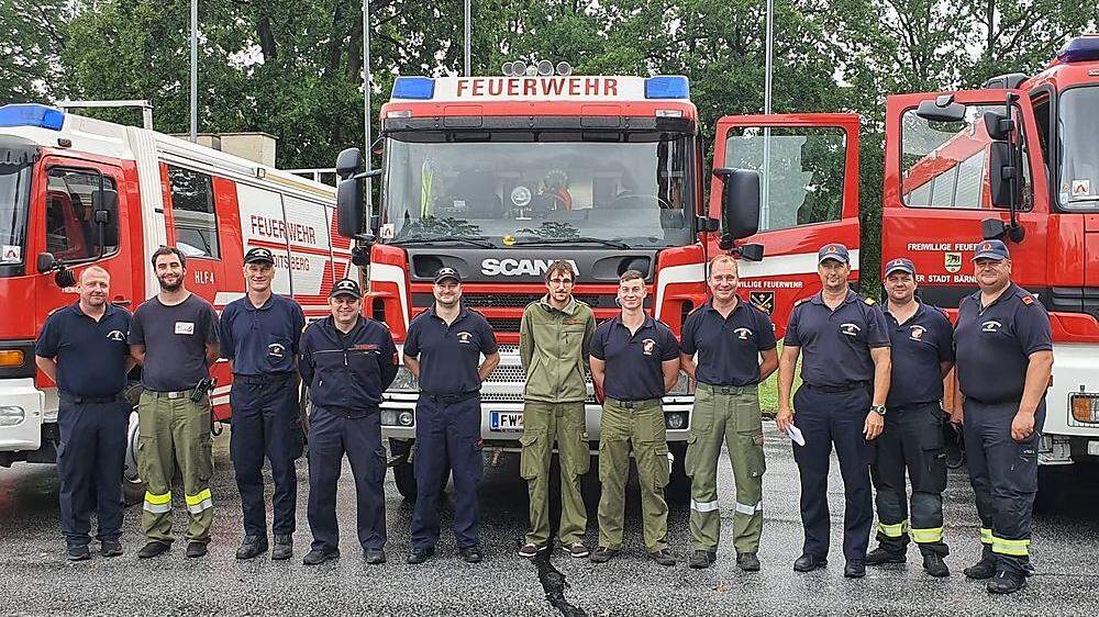 Die elf Feuerwehrleute aus dem Bezirk vor der Abfahrt Richtung Balkan