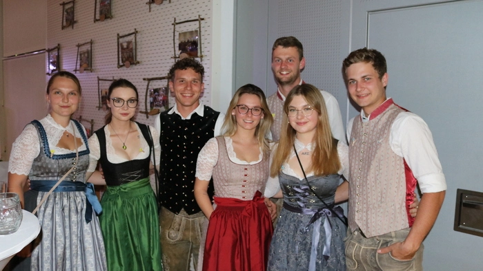 Der Bezirksvorstand der Landjugend des Lavanttales veranstaltete am Samstagabend den diesjährigen Bezirkslandjugendball im Haus der Musik in St. Stefan. Als Höhepunkt wurde die LJ St. Margarethen mit dem „Lavanttaler Wolf“ als aktivste Ortsgruppe ausgezeichnet.