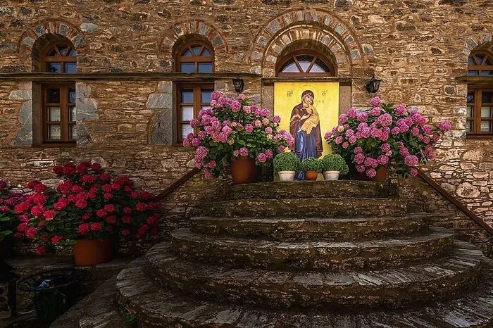Mönch Gerassimos ist seit 26 Jahren Mönch im Kloster Evangelistri. Er ist einer der letzten drei Mönche des Klosters. Mit etwas Glück begegnet man ihm am großen Platz.