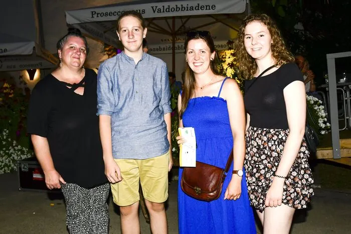Die Konzertbesucher genossen die abendliche Stimmung