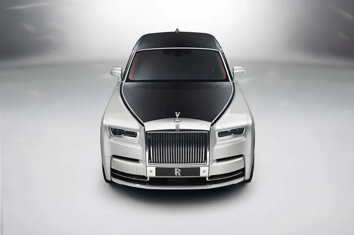 Schauen wir uns die Technik genauer an – selber fahren werden den Phantom ja leider nur die wenigsten von uns. Der Fahrwerks-Mastermind „Magic Carpet Ride“ kalkuliert in jeder Sekunde Millionen von Befehlen, während sie die elektronisch gesteuerte Luftfederung kontinuierlich anpasst, um auf Karosserie- und Radbeschleunigung, Lenkbewegungen (angesteuert werden übrigens alle vier Räder) sowie Kamerainformationen zu reagieren.