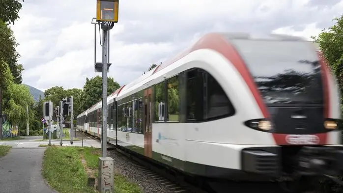 Eine Schnellbahn-Garnitur der GKB ist involviert (Archivbild)