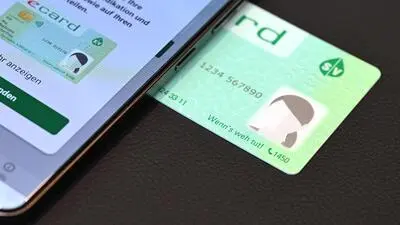 Das Foto zeigt einen E-Card in Kartenform sowie jene am Handy