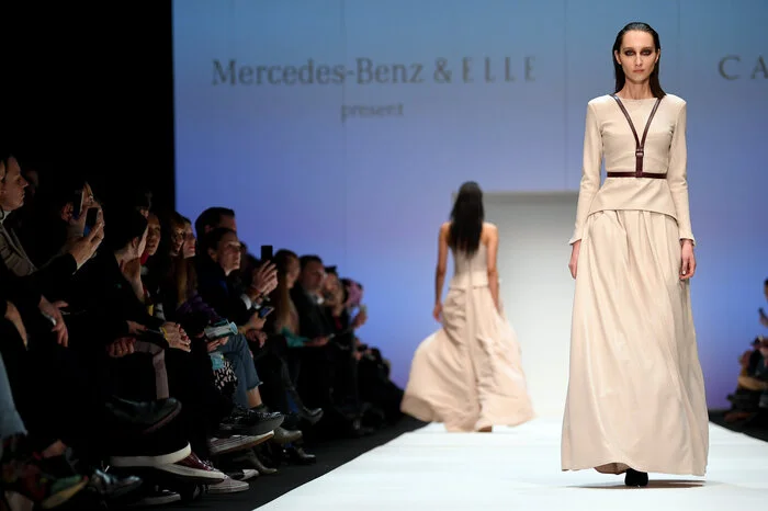 Als Inspirationsquellen nannte die Designerin Asien und den Nahen Osten, wobei alle Folklore in ganz modernen Interpretationen aufgegangen ist. Florale Prints wurden höchst dezent eingesetzt. Besonders ins Auge fielen die Lederaccessoires, breite Taillengürtel und wie Sicherheitsgeschirr wirkendes Gurtzeug. Als "harness-artig" beschreibt Müller diese Blickfänge. Als Hauptfarben wählte sie bordeauxrot, aubergine, dunkelblau und creme, gemixt mit taupe und schwarz. Die Modells wirkten wie zu allem entschlossene Amazonen, mit geglätteten, streng aus dem Gesicht gegelten Haaren und dunkel umrandeten Augen.