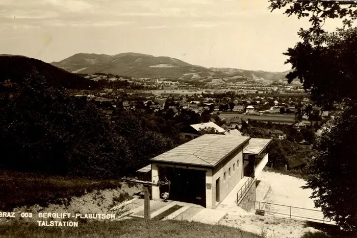 Ab 1954 führte ein Sessellift auf den Plabutsch. Die Talstation war am oberen Ende des Marktannerwegs in Gösting. Die Station konnte damals noch bequem mit der Straßenbahnlinie 3 erreicht werden.