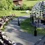 Eine Kuppel mit 288 Spiegeln steht im Freien, viele Leute betrachten diese