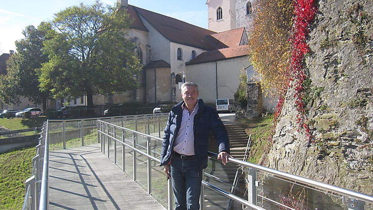 Bürgermeister Peter Stauber ist begeistert von der neuen Brücke  