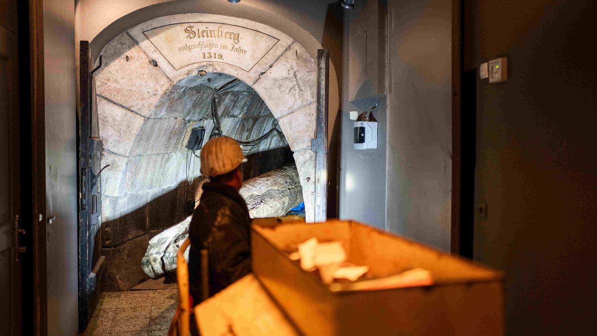 Die Bergmänner transportierten die rund zwei Tonnen schwere Tanne in das Salzbergwerk