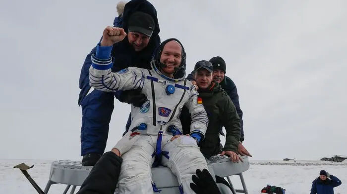 Die Sojus-Raumkapsel mit dem deutschen Astronauten Alexander Gerst (42) und zwei weiteren Astronauten schlug am Donnerstag gegen 6 Uhr (MEZ) planmäßig in der Steppe von Kasachstan in Zentralasien auf.